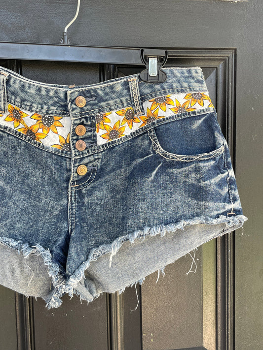 Size 13 | Sundazy Dukes | Painted Sunflower Jean Shorts